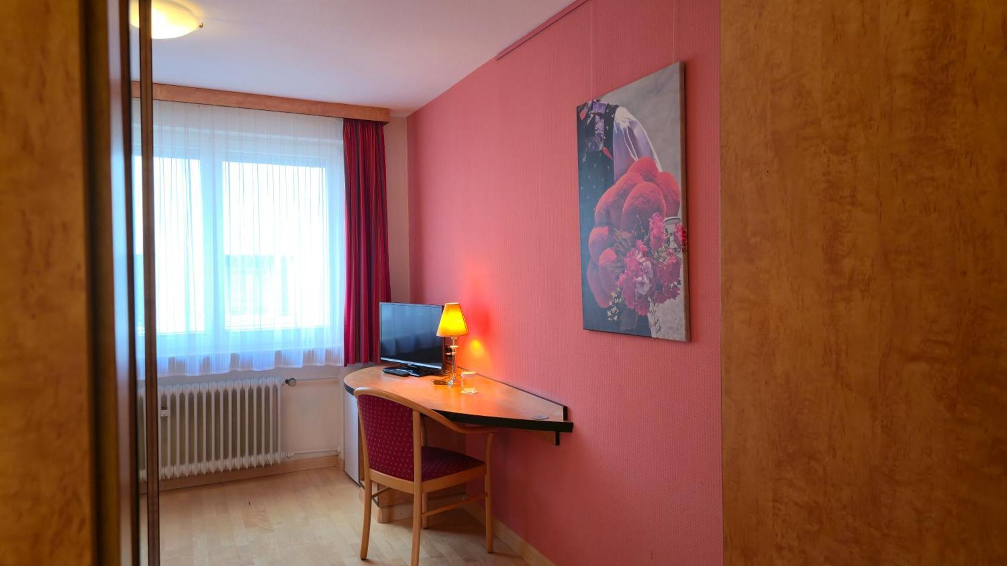 Hotel Boardinghouse Sonne Offenburg Zimmer foto